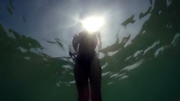Sexy Fit Kobiece Spacer Wodzie Morskiej Przeciwko Promienie Słońca Które — Wideo stockowe