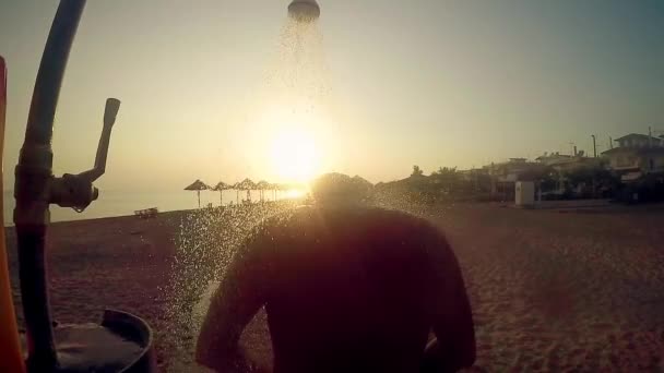 Hombre Tomar Una Ducha Aire Libre Playa Luz Del Atardecer — Vídeo de stock