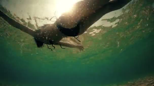 海オーシャン ビューの夕日 下部に水に浮かぶ女 — ストック動画