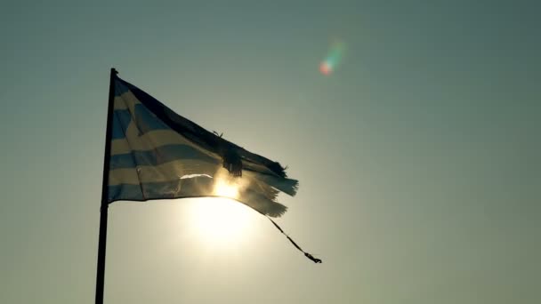 Sönderrivna Grekisk Flagga Vajande Bakgrundsbelyst Sommarsolen Stranden Sunrise — Stockvideo