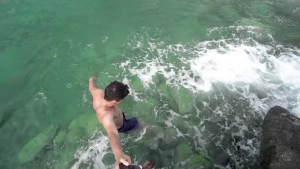 Guapo Adolescente Saliendo Del Mar Muelle Escaleras Hormigón Después Nadar — Vídeo de stock