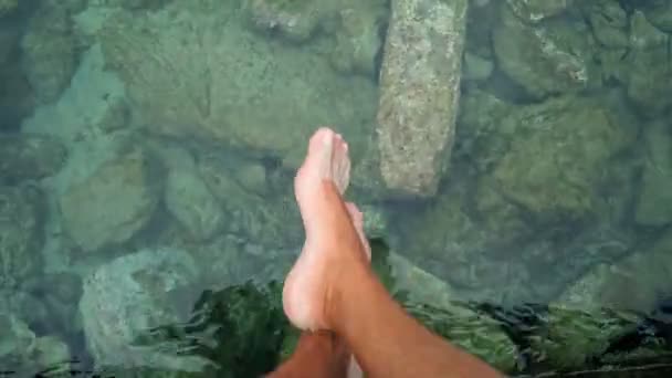 Homme Détend Bord Lac Assis Sur Bord Jetée Balancer Les — Video