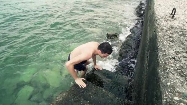 Homme Sort Eau Mer Sur Vieil Escalier Béton Sur Une — Video