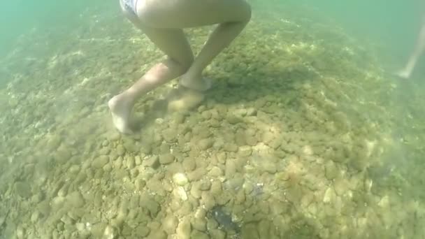 Unterwasser Ansicht Von Mädchen Füße Fuß Auf Rauem Meeresboden Mit — Stockvideo