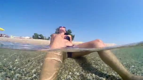 Gopro ドーム撮影 彼女の体をはねかける波とビーチ海岸でリラックスしたメガネでセクシーなブルネットの女性 — ストック動画