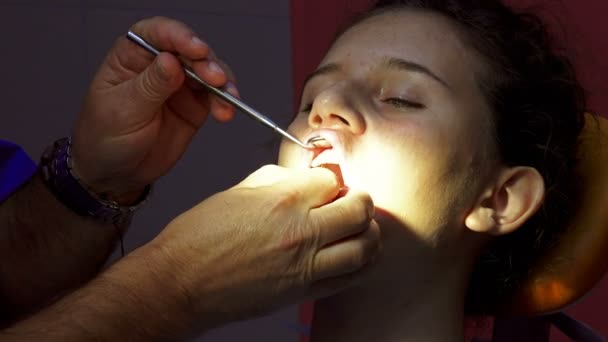 Dentista Com Agulha Seringa Faz Desinfecção Dos Canais Dentários Antes — Vídeo de Stock