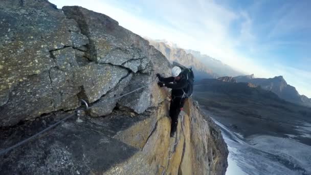 Pov Till Bergsbestigare Farliga Spår Expedition Till Gran Paradiso Toppmötet — Stockvideo