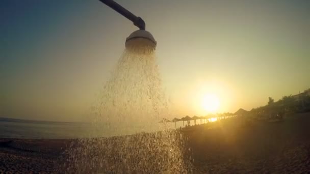 Ducha Cabeza Playa Con Agua Corriente Contra Sol Puesta Del — Vídeos de Stock