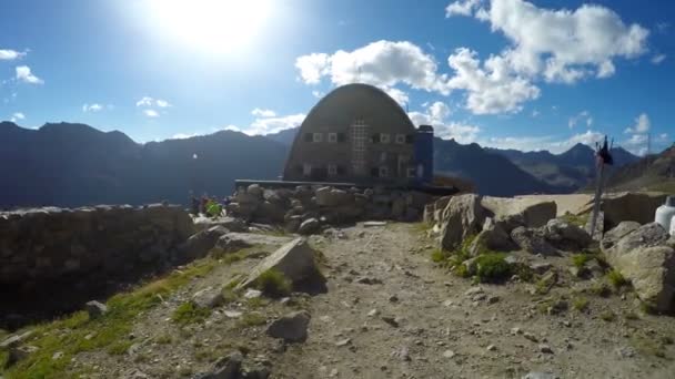 Horolezci Gran Paradiso Summitu Expedice Odpočívají Ochrané Chaty Vittorio Emanuele — Stock video