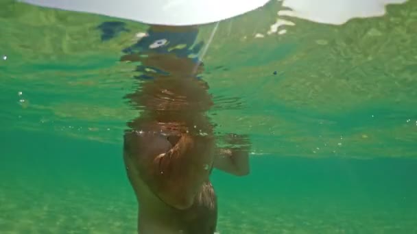 Seguimento Subaquático Homem Nadando Com Máscara Snorkeling Tiro Cúpula Gopro — Vídeo de Stock