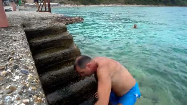 Homme Sort Eau Mer Sur Vieil Escalier Béton Sur Une — Video