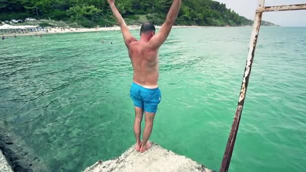 Mannen Hoppar Från Pir Havet Slow Motion — Stockvideo