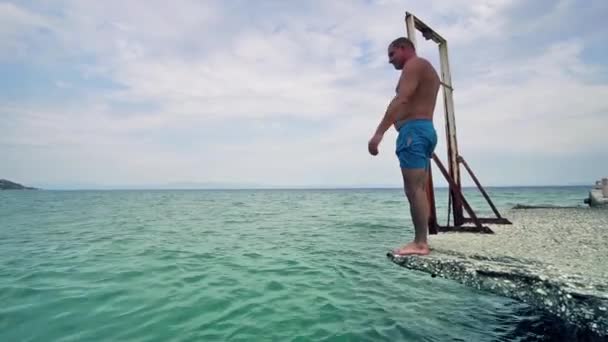 Прыжок Головой Бирюзовое Море — стоковое видео