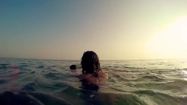 Дівчина Рятує Сестру Від Потопання Заході Сонця — стокове відео