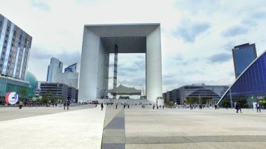 Paris, Fransa - 11 Mayıs 2017: Arche de La Defense, Paris, Fransa, Hyperlapse işadamları ve iş kadınları gidiş çalışmak