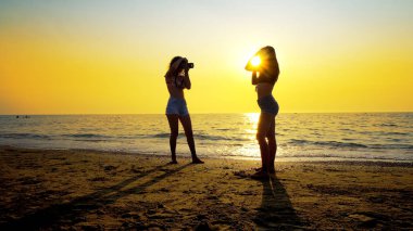Plaj günbatımı fotoğraf oturumunda poz modeli kız moda