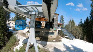 Bansko, Bulgaristan - Mar, 2018 yaklaşık: Banderitsa teleferik teleferik istasyonuna Pirin Dağı Bansko, Bulgaristan, gelen kayakçı. Bansko en popüler bir kayak resort ve Dünya Kayak ve snowboard Kupası yer