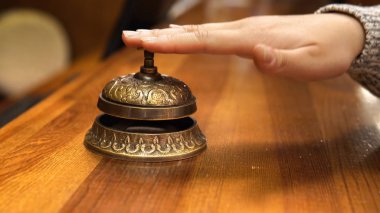 Otelde kadın el yüzüğü, restoran zili.