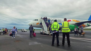 Paris, Fransa - 11 Mayıs 2017: Varış Paris airport, ağır çekim, uçak merdivenlerde Commuters inecek