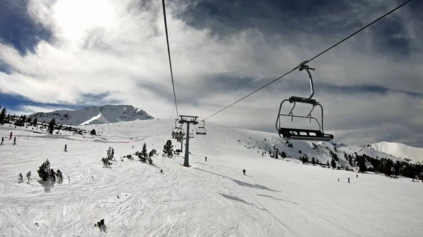 Pov Skiier Jazda Wyciągu Krzesełkowego Podczas Sunrise Słoneczny Zimowy Dzień — Zdjęcie stockowe