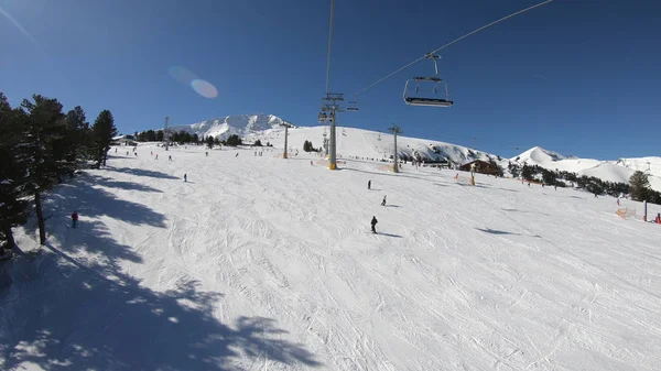 Vista Aérea Esquiadores Snowboarders Pista Esquí Día Soleado —  Fotos de Stock