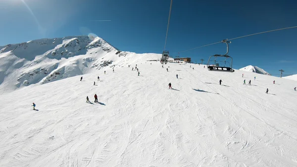 Skilift Met Zitplaatsen Gaan Berg Met Uitzicht Mensen Ski Snowboard — Stockfoto