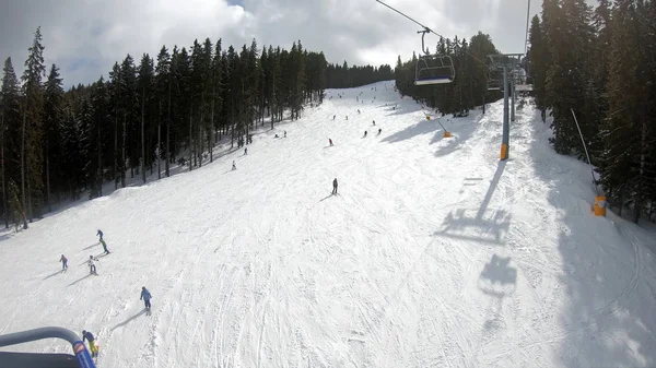 Sciatori Snowboarder Che Scendono Una Pista Montagna Una Stazione Sciistica — Foto Stock