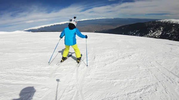 男孩滑雪在倾斜 冬天滑雪课在滑雪奔跑 — 图库照片