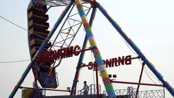 Durres Albánie Srpen 2017 Houpání Lodi Fun Fair Oblíbená Adrenalinová — Stock fotografie