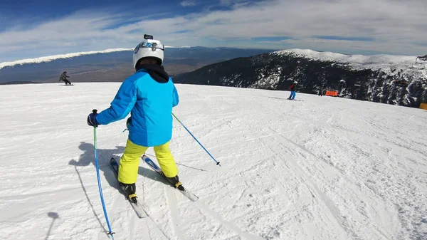 Skidåkning Vinter Skidsemester Ung Pojke Skidåkning Ner Kul Bergssidan — Stockfoto