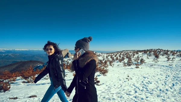 Zwei Schöne Glückliche Teenager Lächelnd Und Auf Winterlichem Schnee Den — Stockfoto