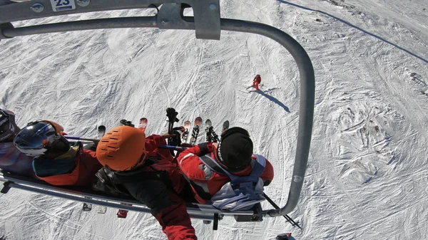 Bansko Bułgaria Około Lutego 2018 Narciarzy Siedząc Ski Lift Krzesło — Zdjęcie stockowe