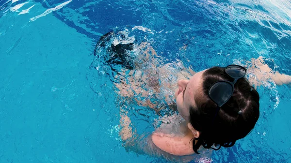 Grappige Tiener Probeert Verdrinken Van Haar Zus Zwembad Paar Speelt — Stockfoto