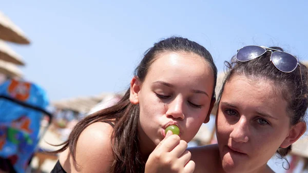 Young Beautiful Girls Refresh Beach Eating Grapes Kissing Summertime Cinematic — Stock Photo, Image