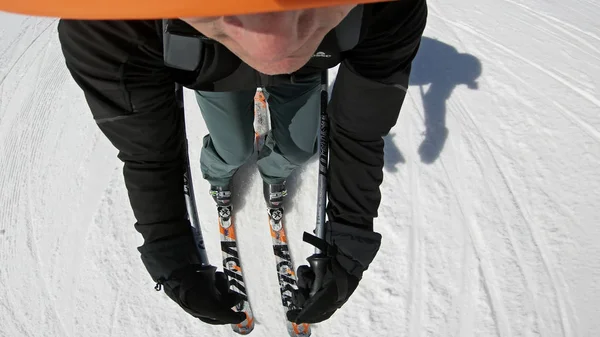 滑雪者在山上滑行下坡 从头盔安装摄像头上看 — 图库照片