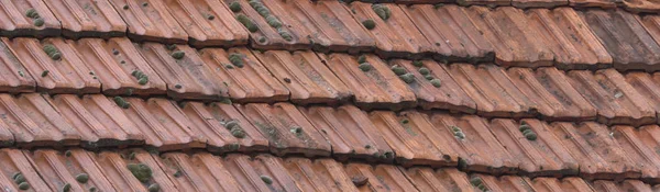 Nahaufnahme Pfanne Aus Orangefarbenen Ziegeln Auf Den Dächern Des Hauses — Stockfoto