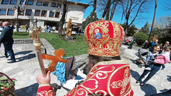 Bulgaristan 'ın Bansko kenti - 06 Nisan 2018: Bulgaristan' ın Bansko kentinde düzenlenen Paskalya geçit töreni. Rahipler ve insanlar geleneksel olarak sokaklarda yürürler, dini şarkılar söylerler ve çocuklara paskalya yumurtası verirler.