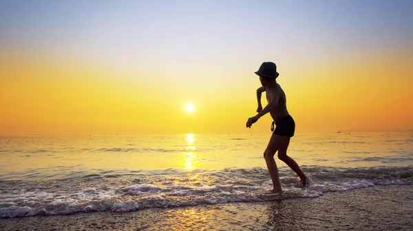 평평된 바운스되 표면에서의 게임을 건너뛰는 해변과 모자와 — 스톡 사진