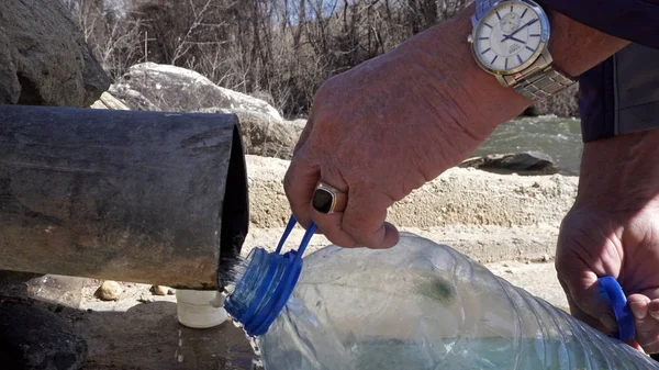 Litre Plastik Şişesiyle Doğal Kaynak Suyu Toplamak — Stok fotoğraf