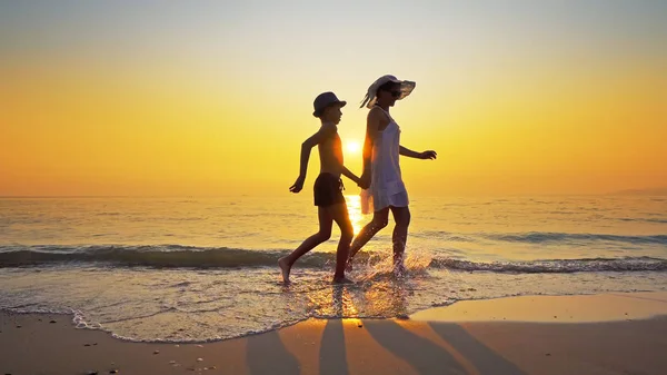 Feliz Caminhada Família Costa Mar Água Spraw Chutando Ondas Pôr — Fotografia de Stock