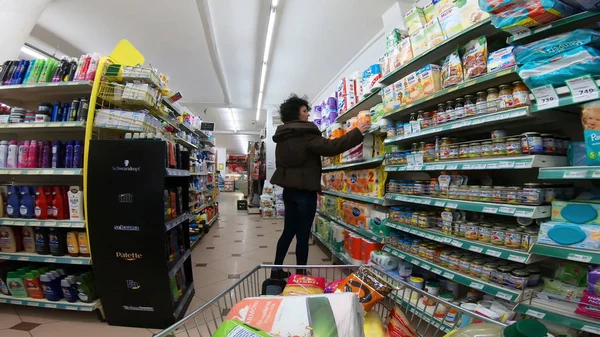 Skopje Makedonie Cca Březen 2018 Žena Nakupuje Nakupuje Jídlo Obchodě — Stock fotografie