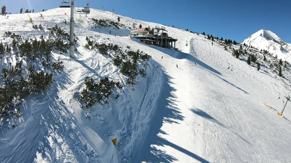 Ski Lift Med Sittplatser Går Över Berget Med Utsikt Över — Stockfoto