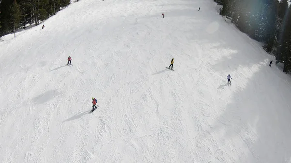 Vista Aérea Esquiadores Snowboarders Pista Esquí Día Soleado —  Fotos de Stock