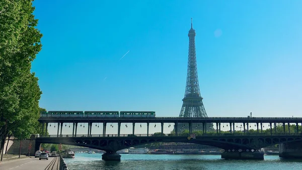 フランス 2017年5月頃 世界的に有名な構造エッフェル塔と地下鉄のメトロ列車が通過するバー ハケム橋忙しい都市と道路交通 — ストック写真