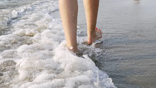 Seguindo Uma Descalça Pés Femininos Andando Salpicando Ondas Água Mar — Fotografia de Stock