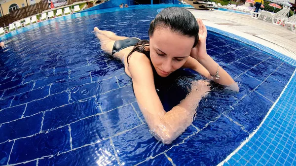 Sexy Chica Relajante Lado Piscina Aire Libre Tumbado — Foto de Stock