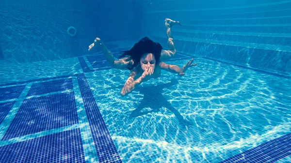 Adolescente Atraente Nadando Debaixo Água Piscina Luxo Com Nariz Fechado — Fotografia de Stock