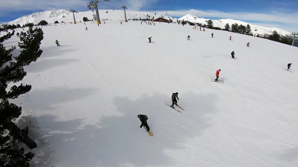 Vue Aérienne Téléski Piste Ski Les Skieurs Descendent Rapidement Pistea — Photo