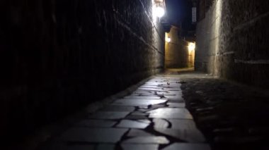 Eski taş döşeme arka sokakta arka sokakta geceleri yalnız kadın yürüyüş