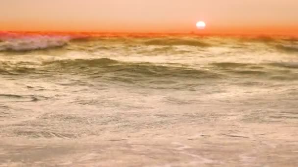 Tramonto Del Sole Che Tramonta Sull Oceano Pacifico Spruzzato Onde — Video Stock